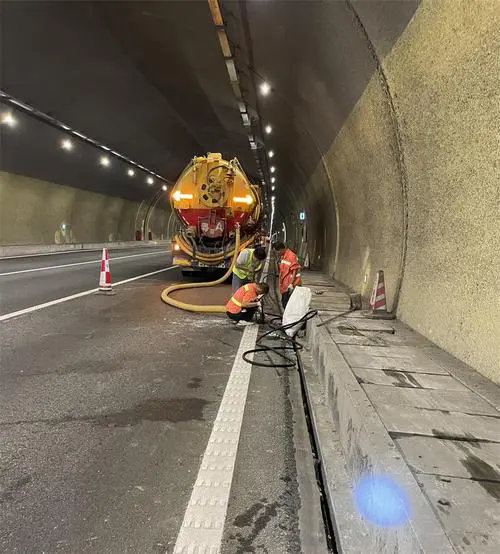 永德隧道排水渠清淤